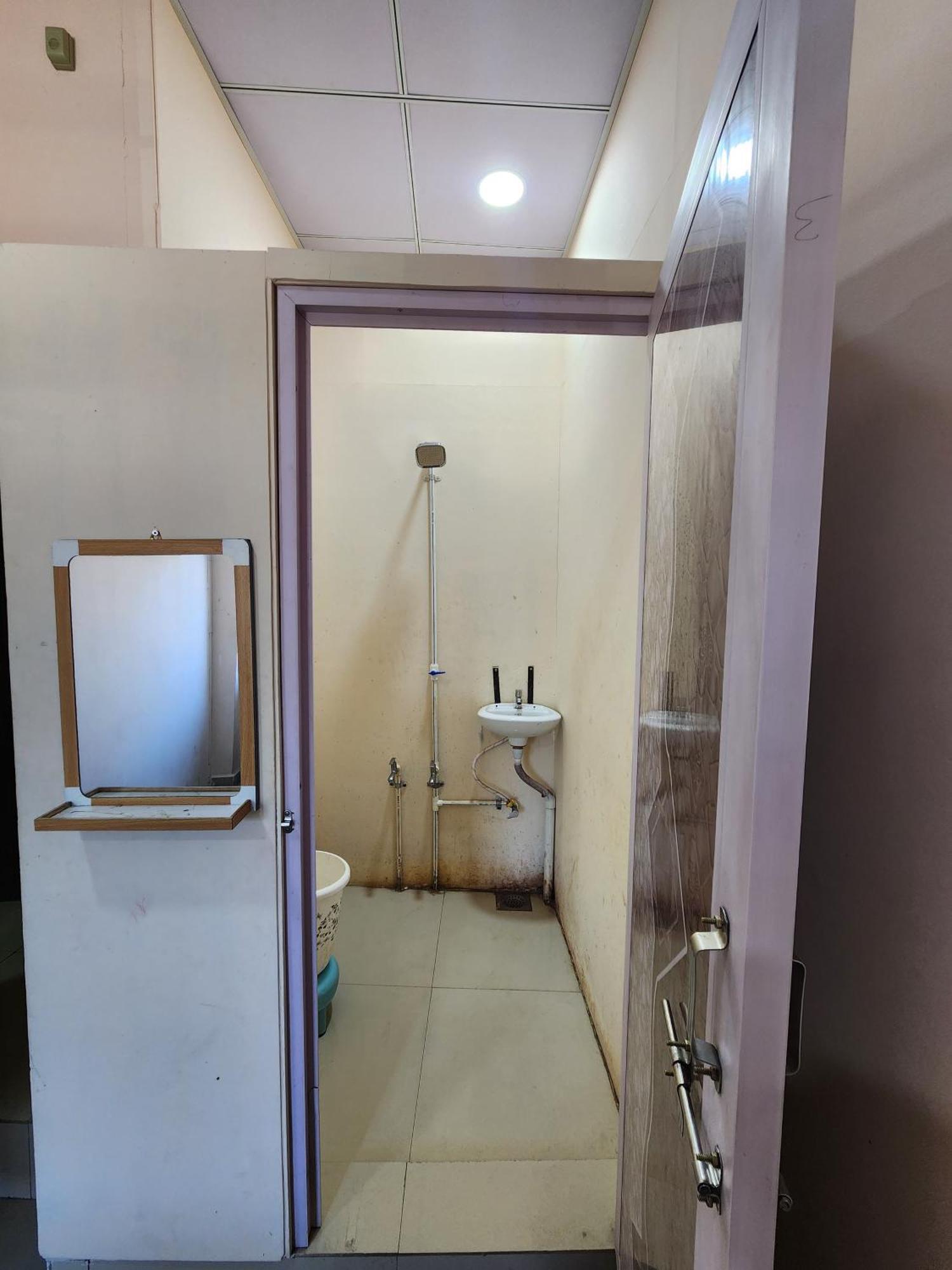Hotel Diamond Ac Dormitory And Guest House スーラト エクステリア 写真
