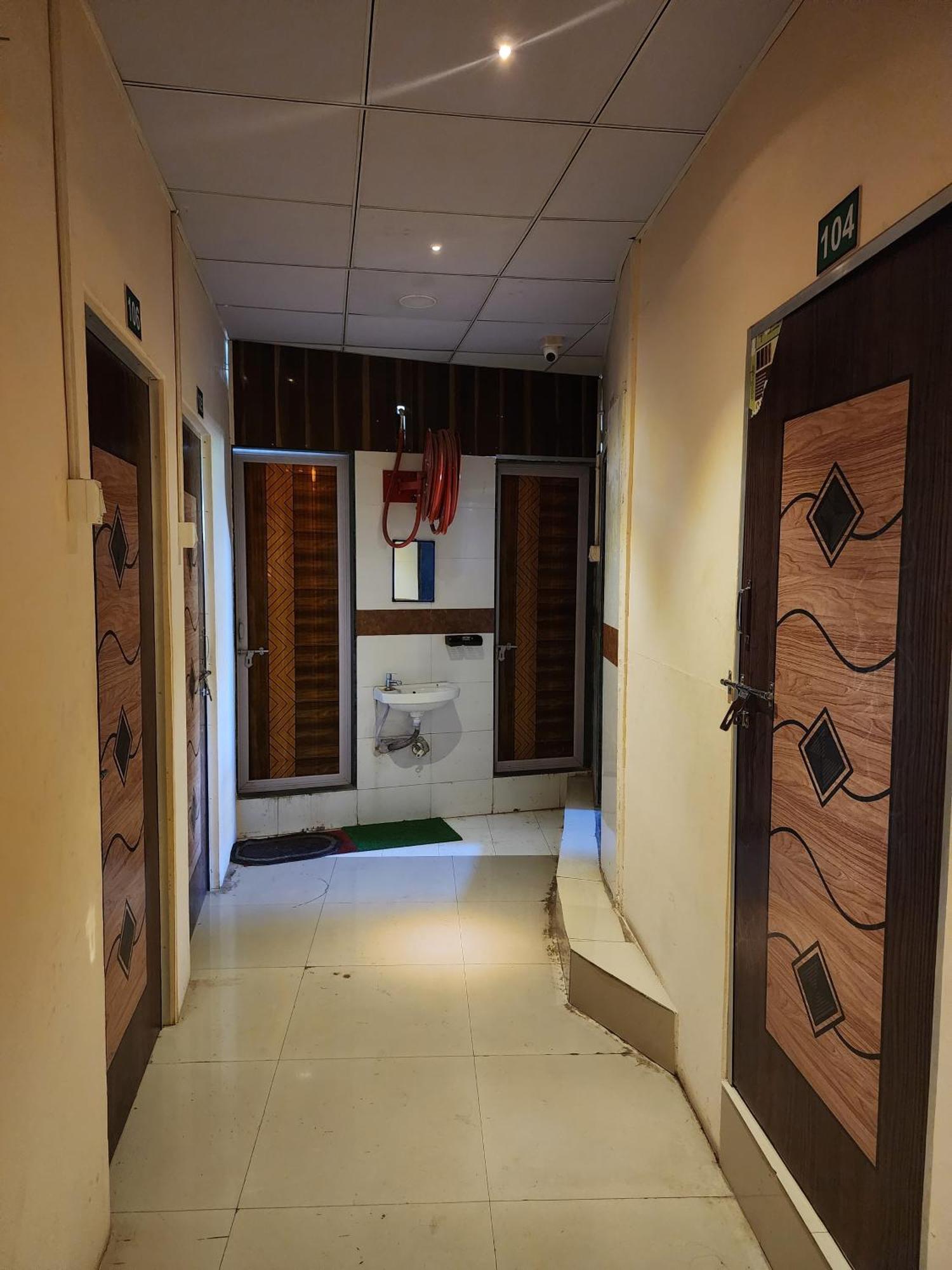 Hotel Diamond Ac Dormitory And Guest House スーラト エクステリア 写真