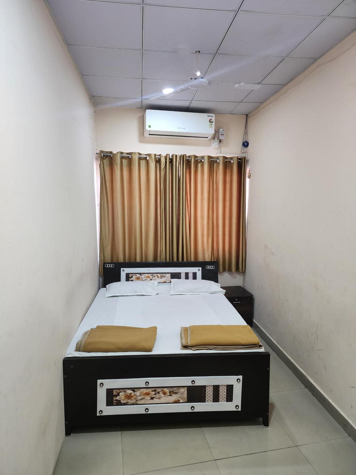Hotel Diamond Ac Dormitory And Guest House スーラト エクステリア 写真