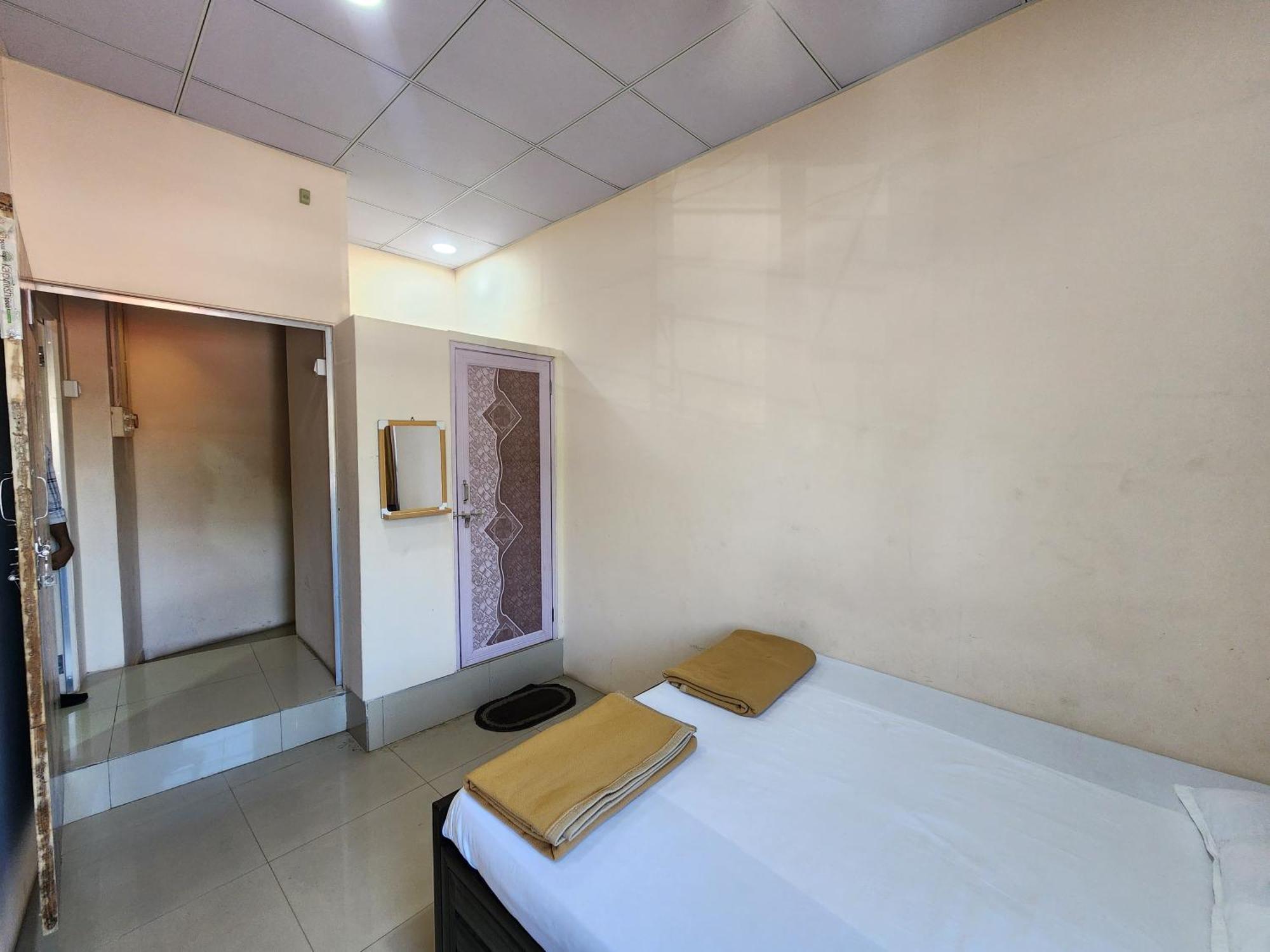 Hotel Diamond Ac Dormitory And Guest House スーラト エクステリア 写真