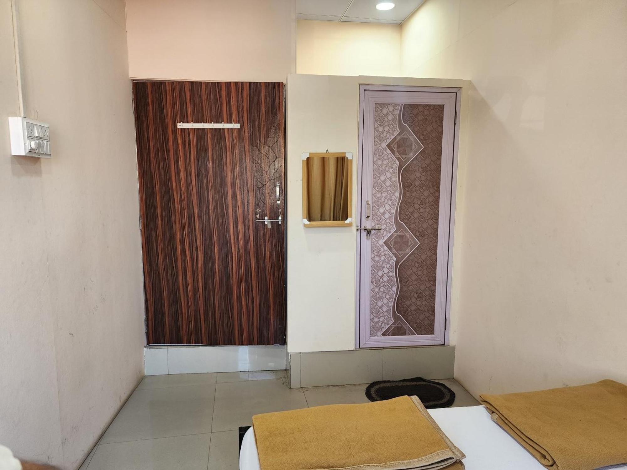 Hotel Diamond Ac Dormitory And Guest House スーラト エクステリア 写真